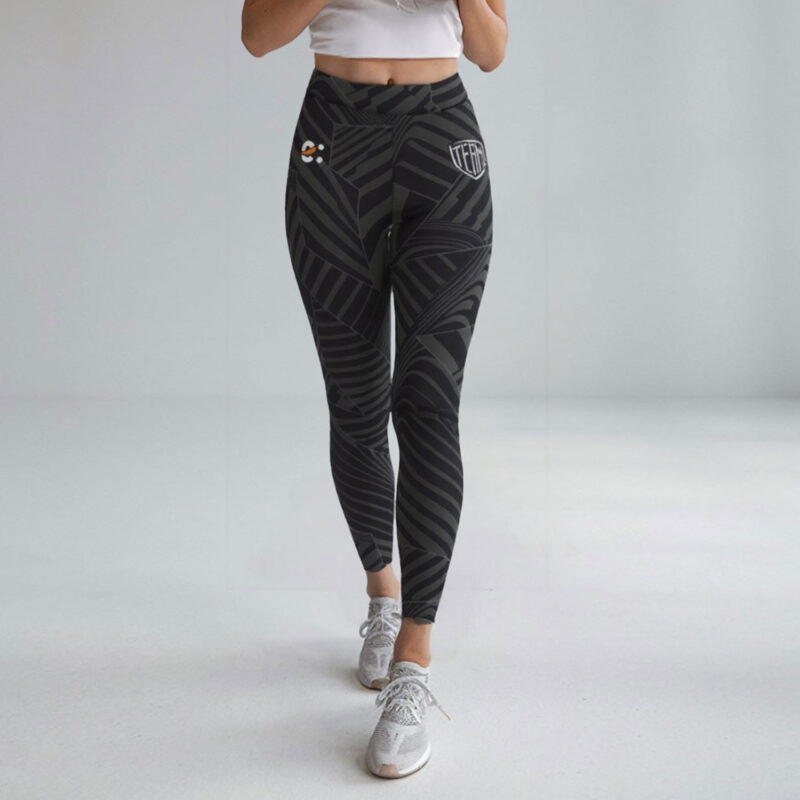Leggings donna personalizzato in sublimazione. Tessuto compatto anti-trasparenze. Modello LEGGY. Per maggiori info contattaci e visita il sito