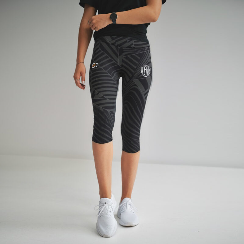 Leggings donna personalizzato in sublimazione. A ginocchio. Tessuto compatto anti-trasparenze. LEGGY MID.Per info contattaci e visita il sito