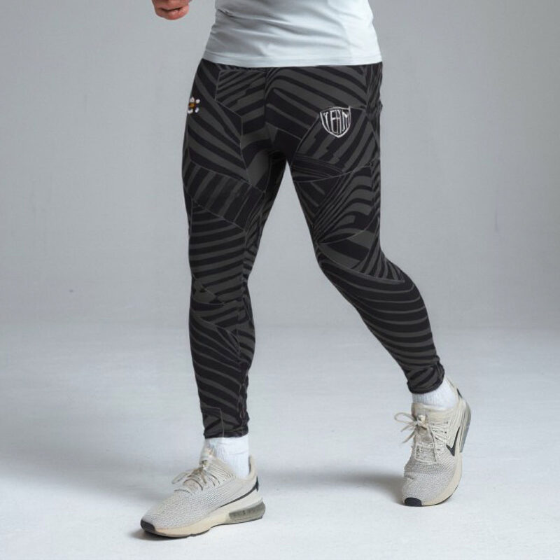 Leggings Uomo Personalizzato in sublimazione. Coprente ed anti-trasparenze. Modello TIGHT. Per maggiori info contattaci e visita il sito.