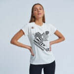 Maglia Allenamento Donna personalizzabile. Vestibilità giusta. Modello WHITE WM - Per maggiori informazioni contattaci e visita il sito.